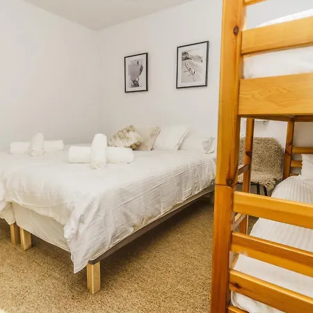 Spacious Right By The Slopes Apartment *