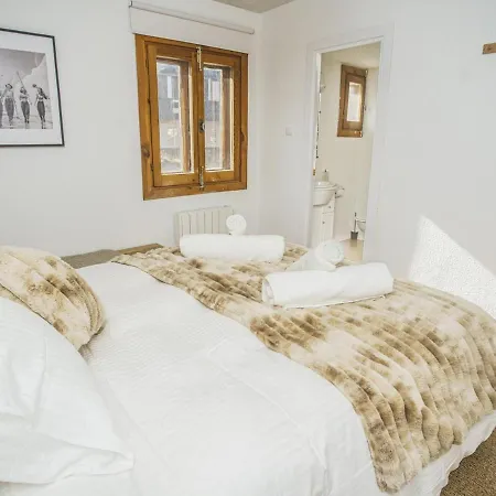 Spacious Right By The Slopes Apartment *