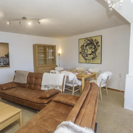 Spacious Right By The Slopes Apartment *